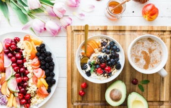 Cùng làm sữa chua mật ong trái cây cho ngày nắng nóng